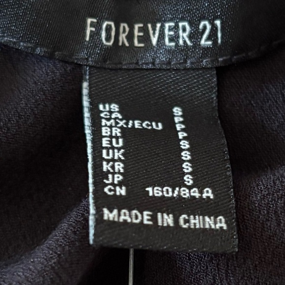 Forever 21 Black Rolled Sleeve Blouse NWT - Picture 2 of 4